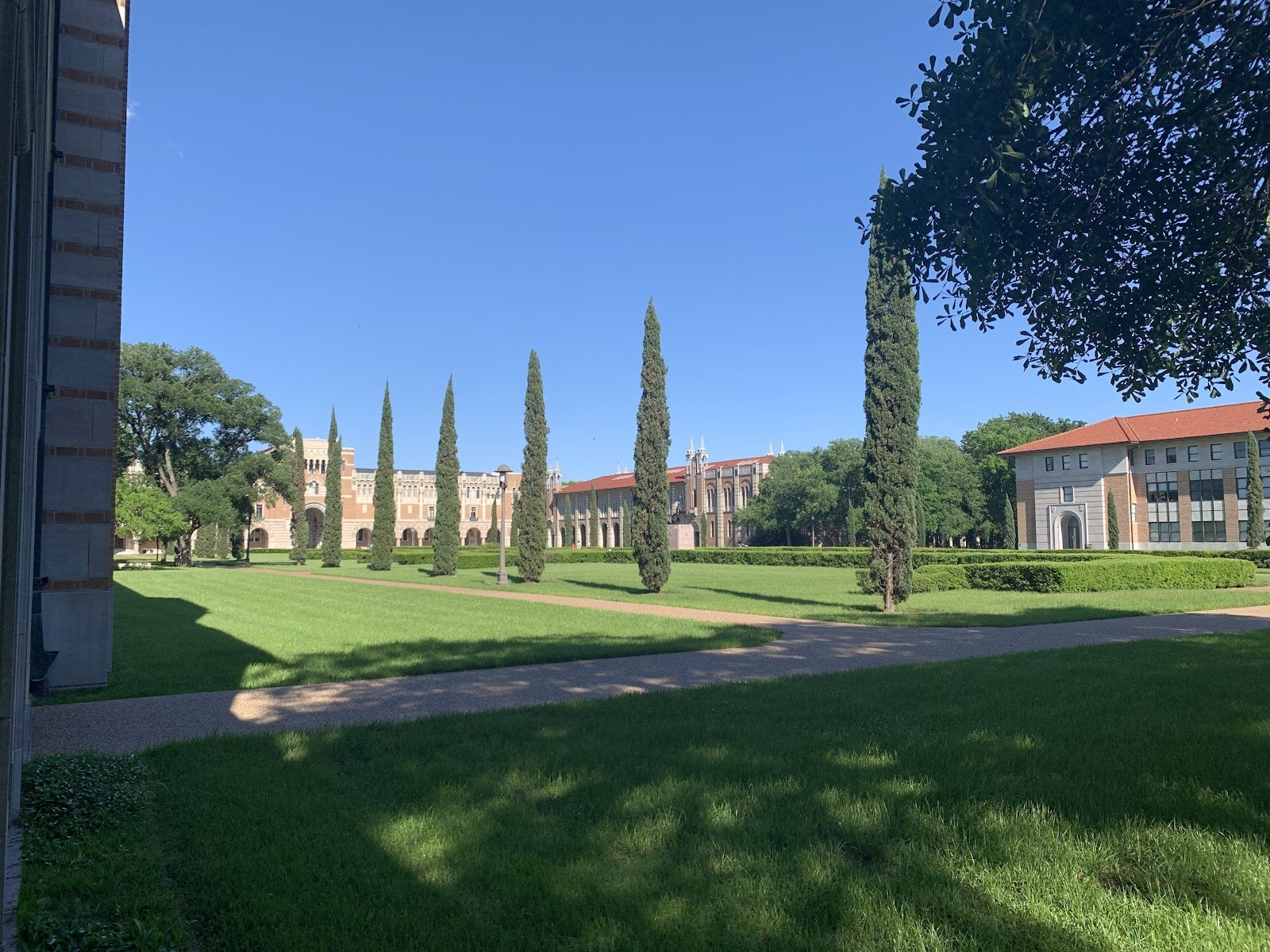 Photo of the Rice University academic quad.