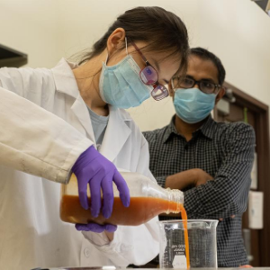 BIOE student Nancy Cui '21 in the laboratory.