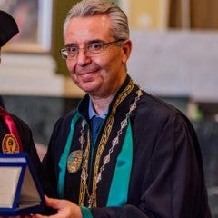 Mikos accepts his honorary doctorate from the School of Dentistry of his undergraduate alma mater, Aristotle University of Thessaloniki.